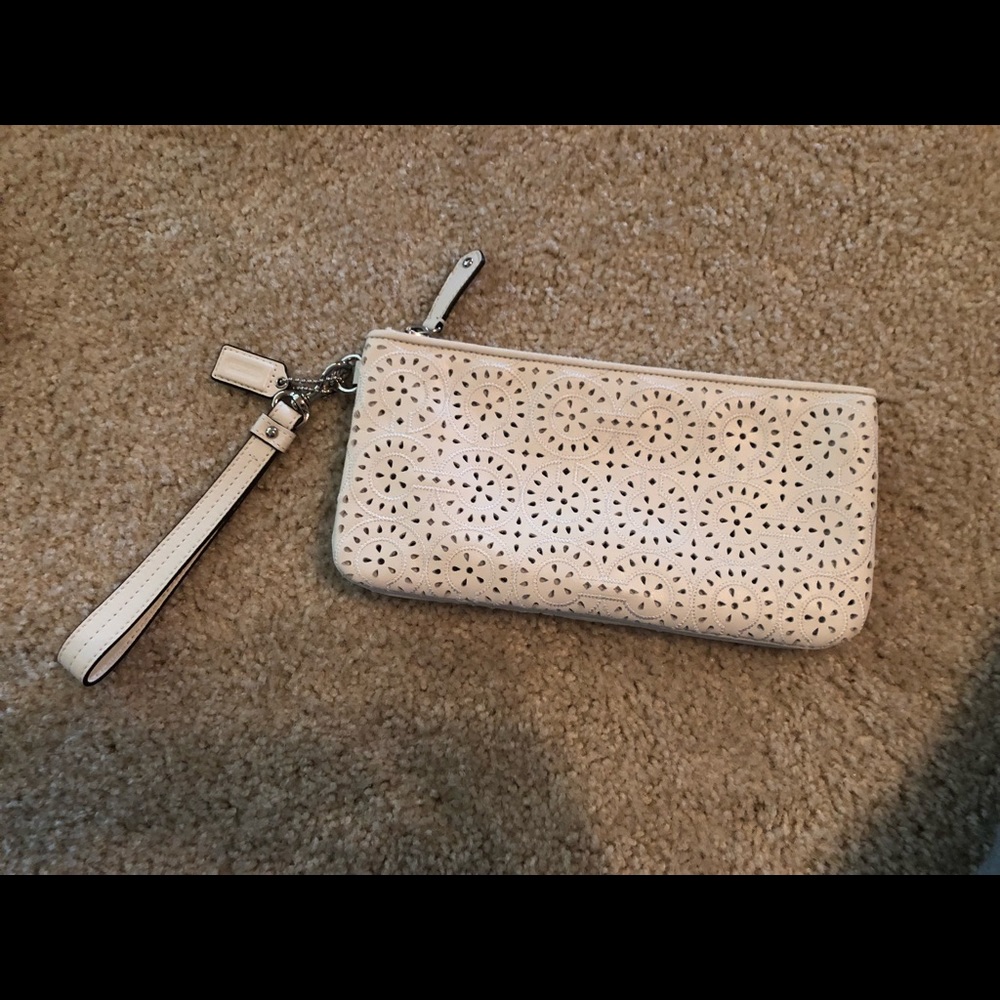 🔥Coach white eyelet Madison Wristlet🔥 Like NEW!